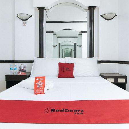RedDoorz Plus Villa Gloria Taguig - Vaccinated Staff Esterno foto