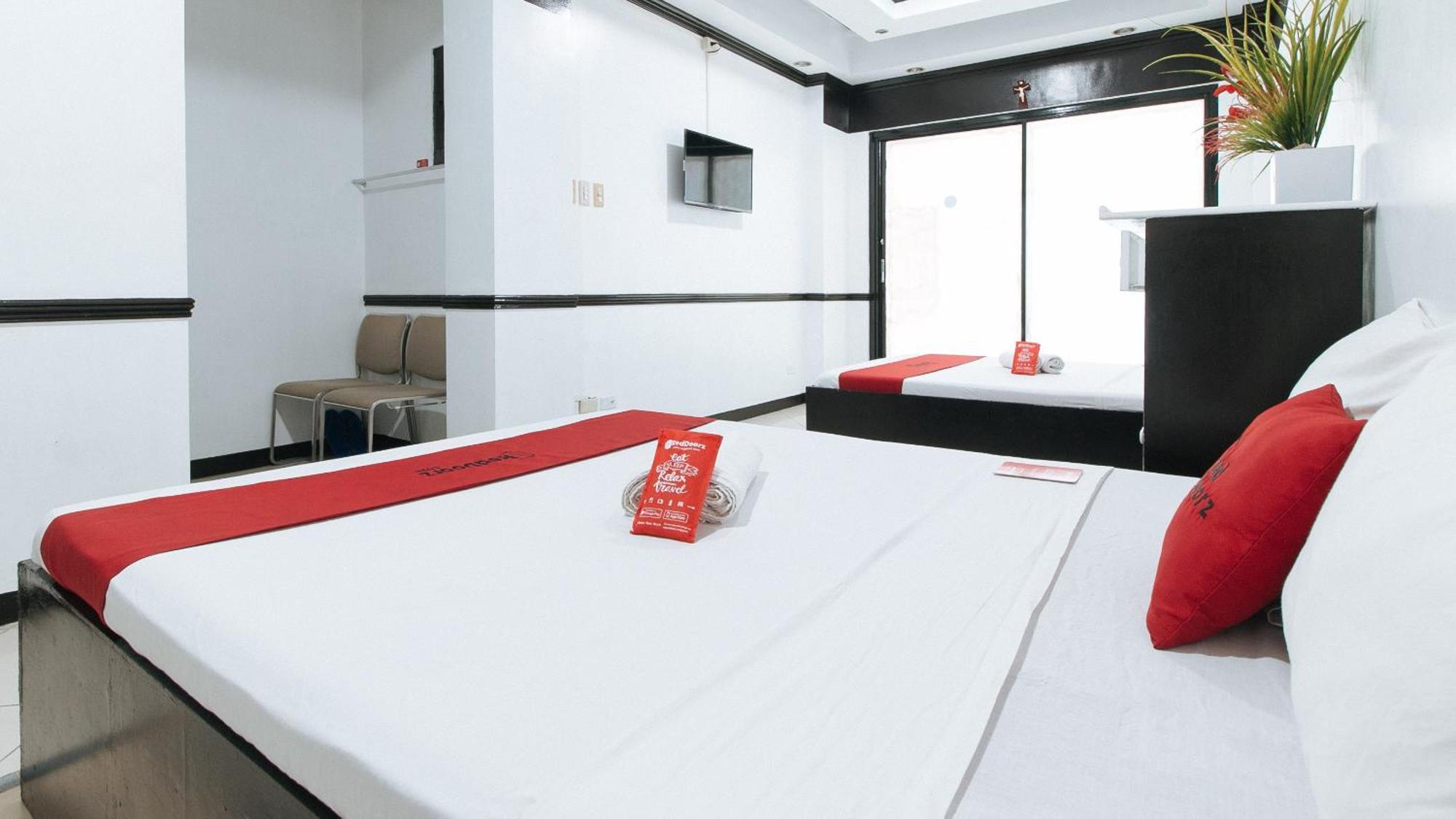 RedDoorz Plus Villa Gloria Taguig - Vaccinated Staff Esterno foto