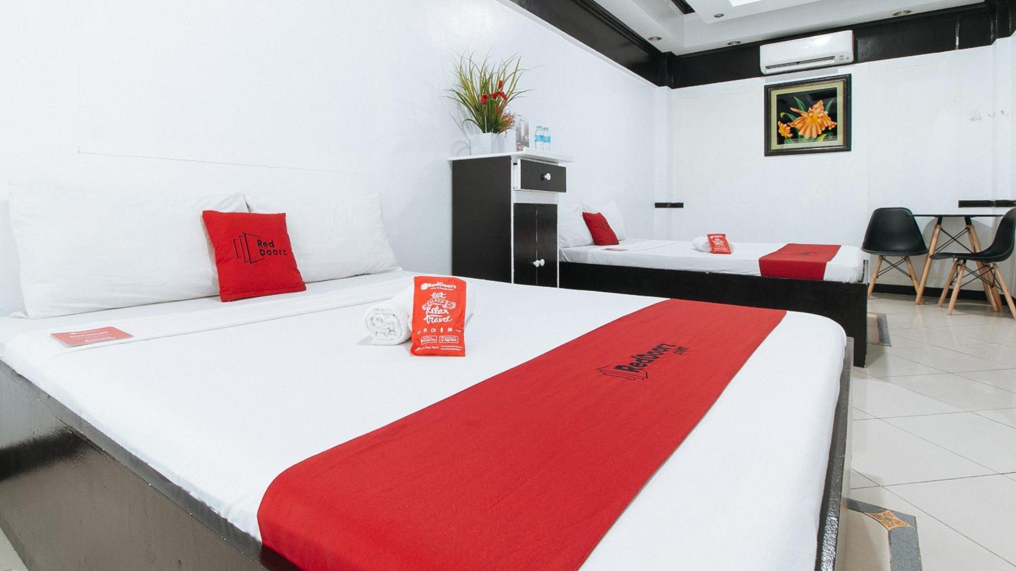 RedDoorz Plus Villa Gloria Taguig - Vaccinated Staff Esterno foto