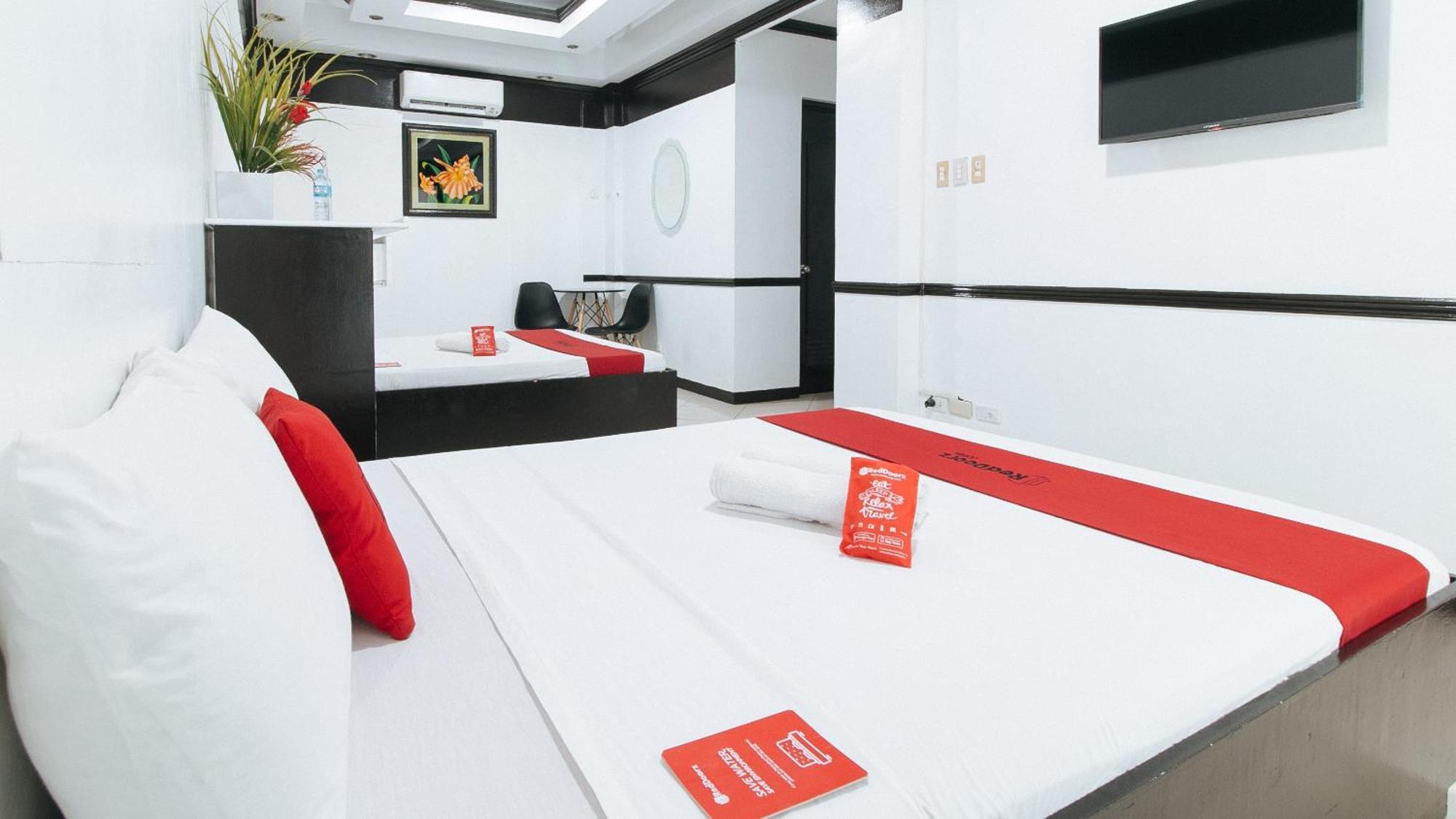 RedDoorz Plus Villa Gloria Taguig - Vaccinated Staff Esterno foto