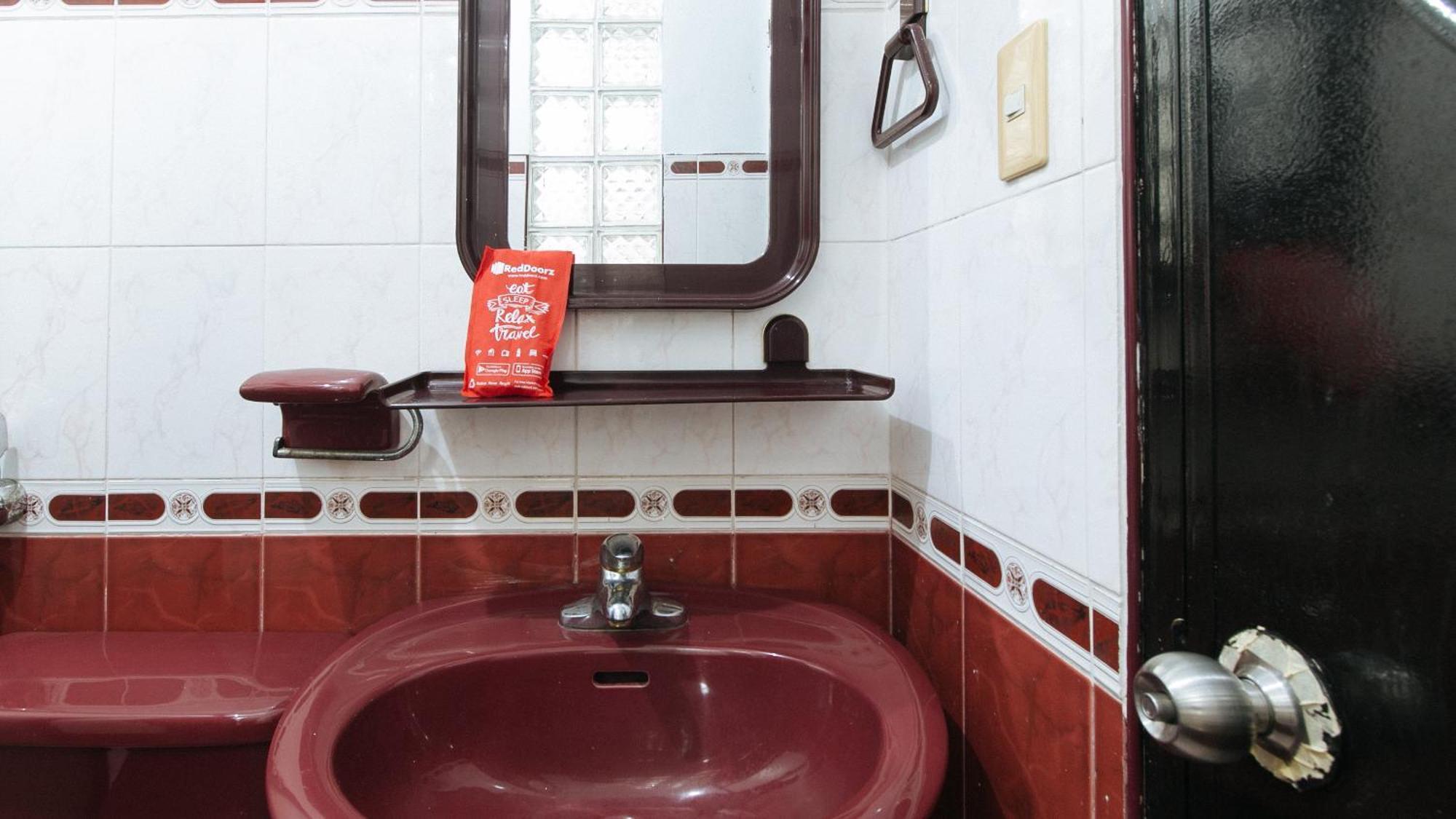 RedDoorz Plus Villa Gloria Taguig - Vaccinated Staff Esterno foto