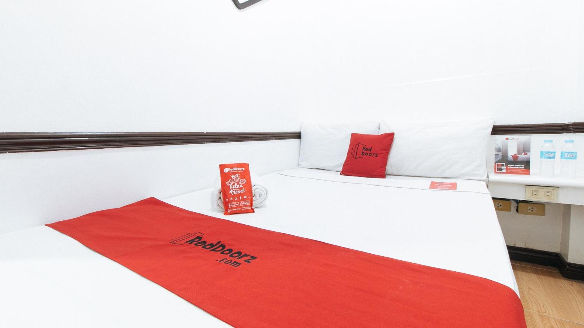 RedDoorz Plus Villa Gloria Taguig - Vaccinated Staff Esterno foto