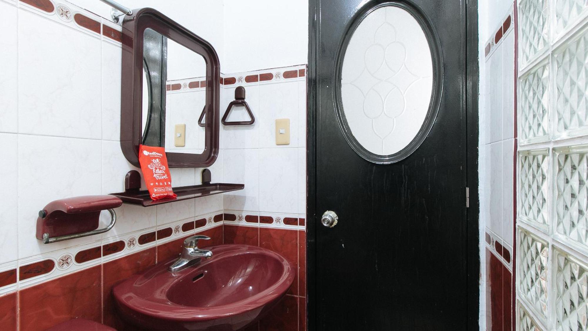 RedDoorz Plus Villa Gloria Taguig - Vaccinated Staff Esterno foto
