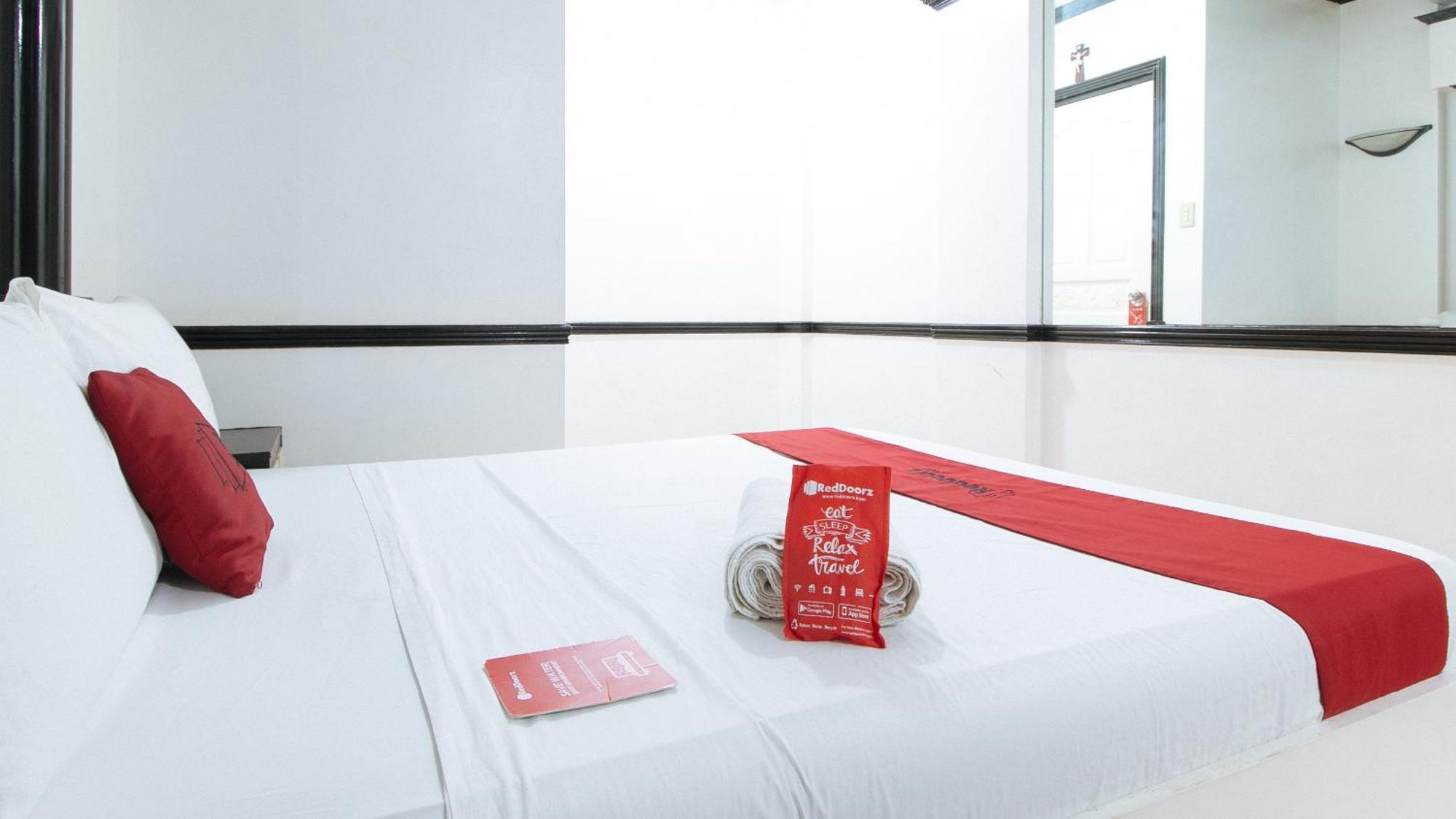 RedDoorz Plus Villa Gloria Taguig - Vaccinated Staff Esterno foto