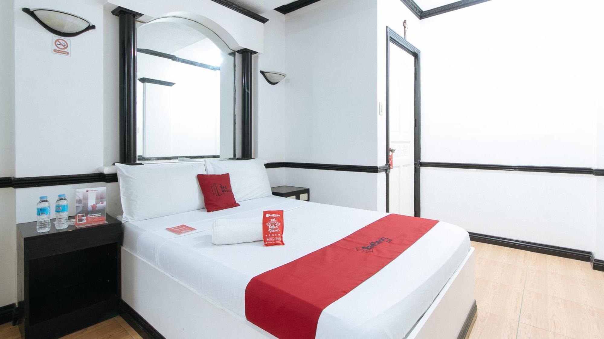 RedDoorz Plus Villa Gloria Taguig - Vaccinated Staff Esterno foto