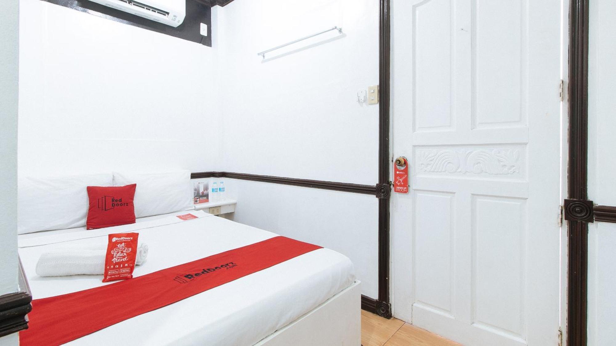 RedDoorz Plus Villa Gloria Taguig - Vaccinated Staff Esterno foto
