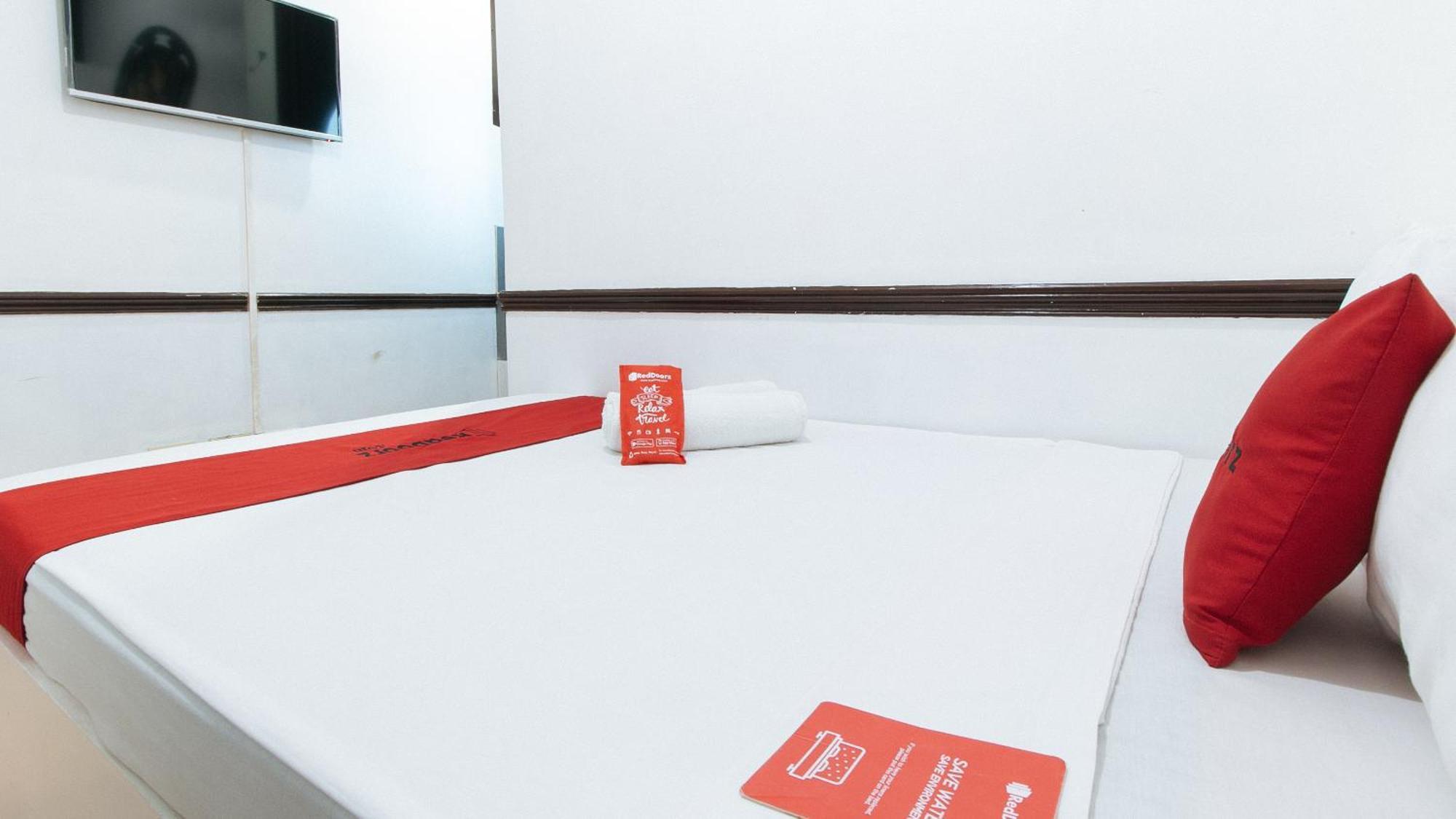 RedDoorz Plus Villa Gloria Taguig - Vaccinated Staff Esterno foto